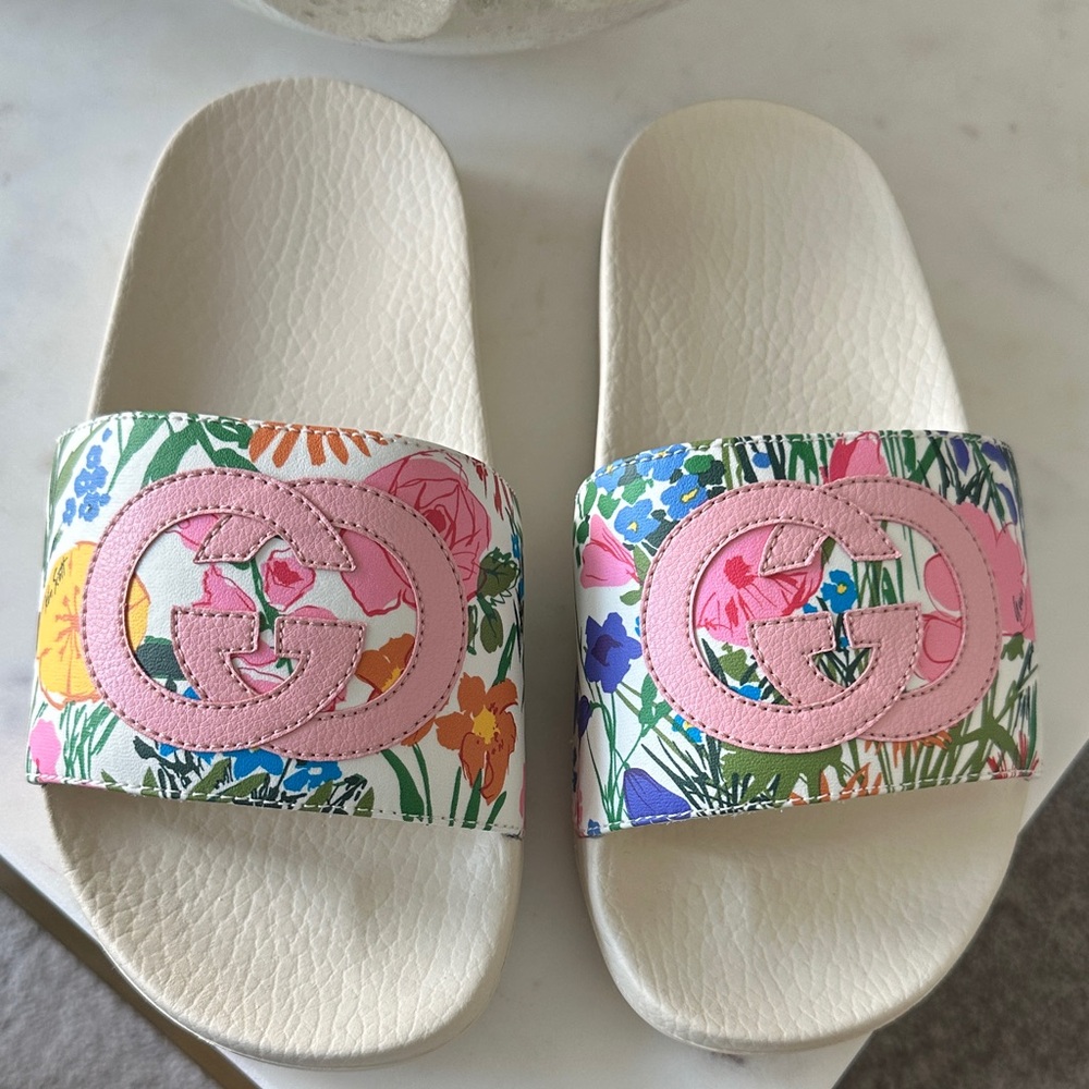 Gucci x Ken Scott  White Floral Slides with Pink Logo